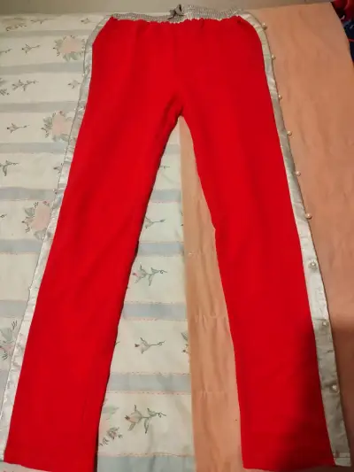 Pantalones deportivos rojos con perlas  laterales - miniatura 1