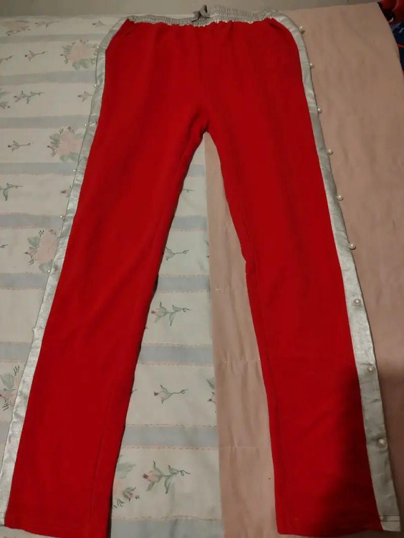 Pantalones deportivos rojos con perlas  laterales - 2