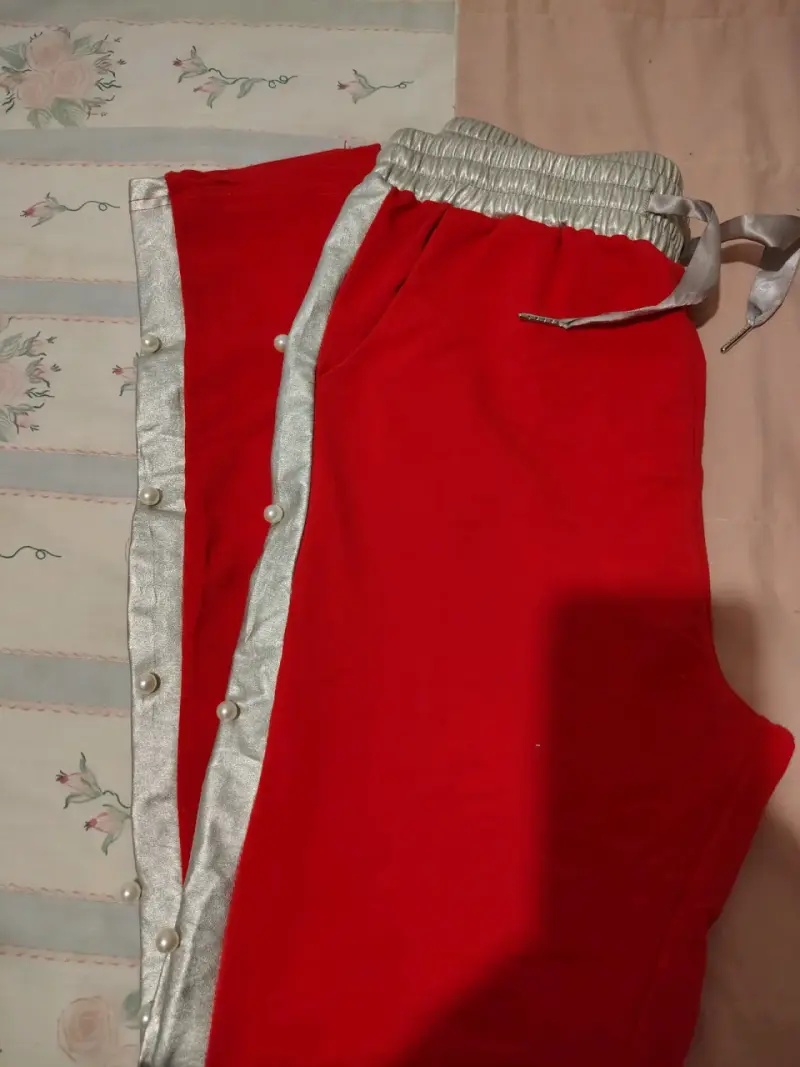 Pantalones deportivos rojos con perlas  laterales - 3