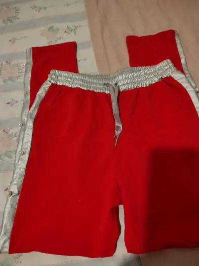 Pantalones deportivos rojos con perlas  laterales - miniatura 4