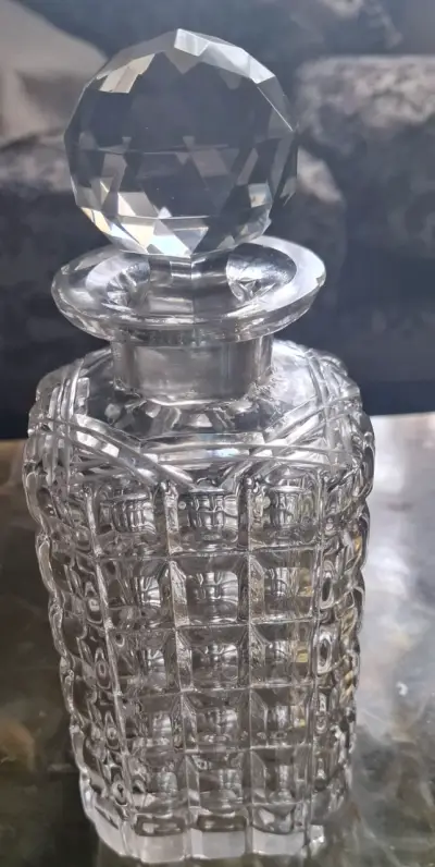 Elegante botella de cristal tallado para perfume - miniatura 1