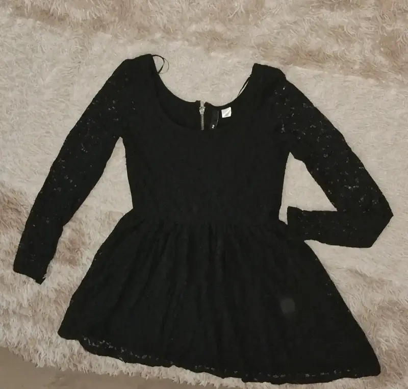 Vestido negro de encaje manga larga