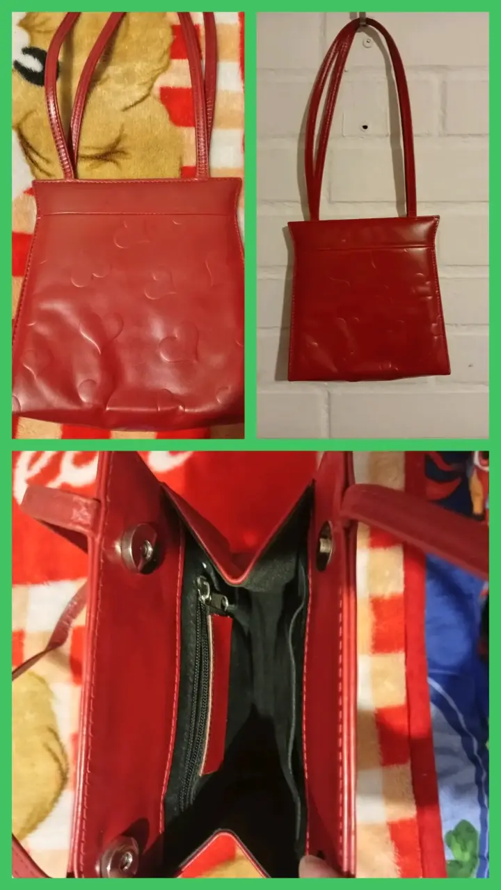 Cartera roja de cuero sintético con diseño de corazones