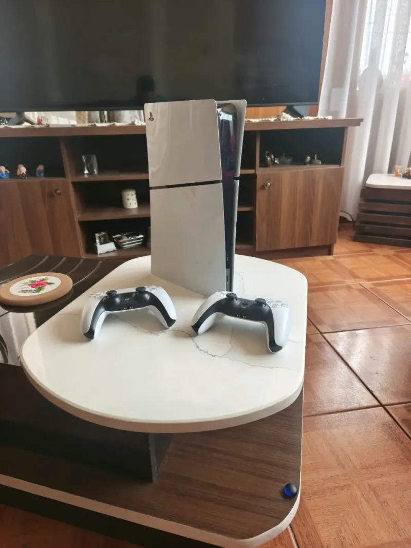 Consola PlayStation 5 con dos controles