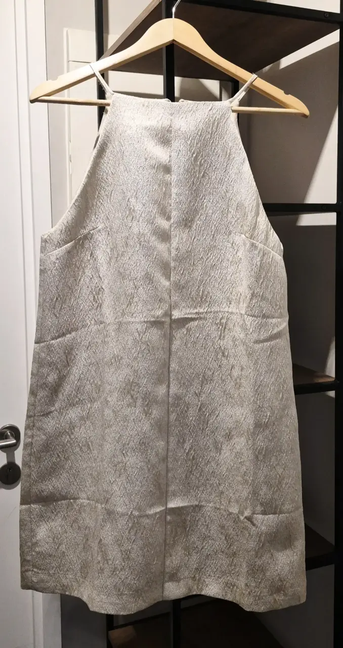 Vestido elegante H&M | Beige con detalles dorados.
