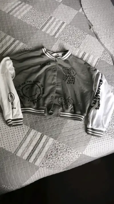 Chaqueta bomber gris con estampados - miniatura 1