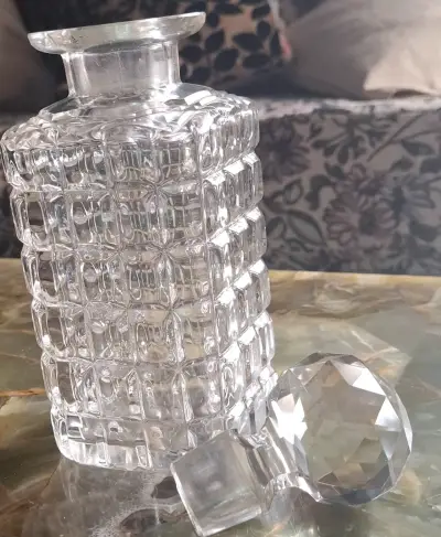Elegante botella de cristal tallado para perfume - miniatura 2