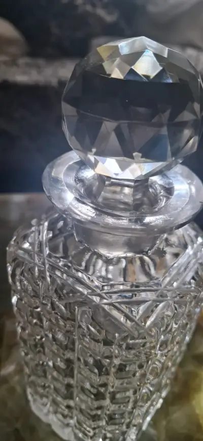 Elegante botella de cristal tallado para perfume - miniatura 4