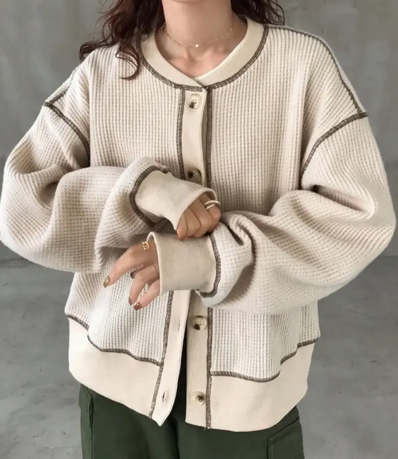 Cardigan beige de punto con botones - 2
