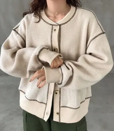 Cardigan beige de punto con botones - miniatura 2