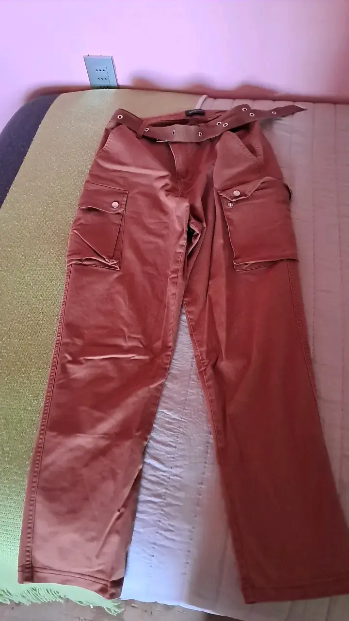 Pantalones cargo marrones con bolsillos