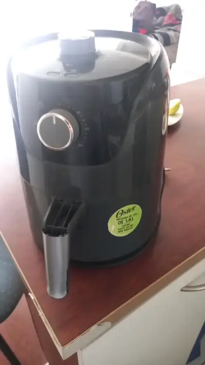 Freidora de aire Oster 1.8L negra - miniatura 1
