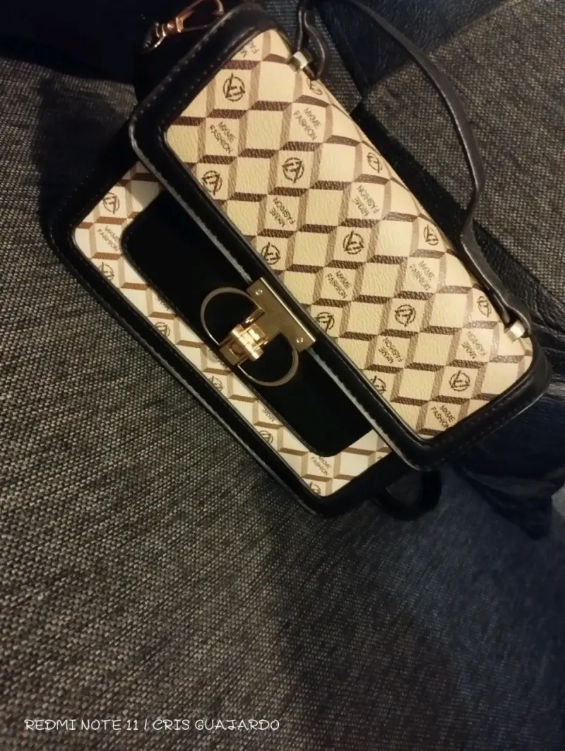 Cartera de mano elegante con diseño estampado