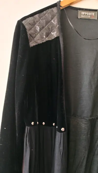 Chaqueta Negra de Terciopelo con Detalles - miniatura 2