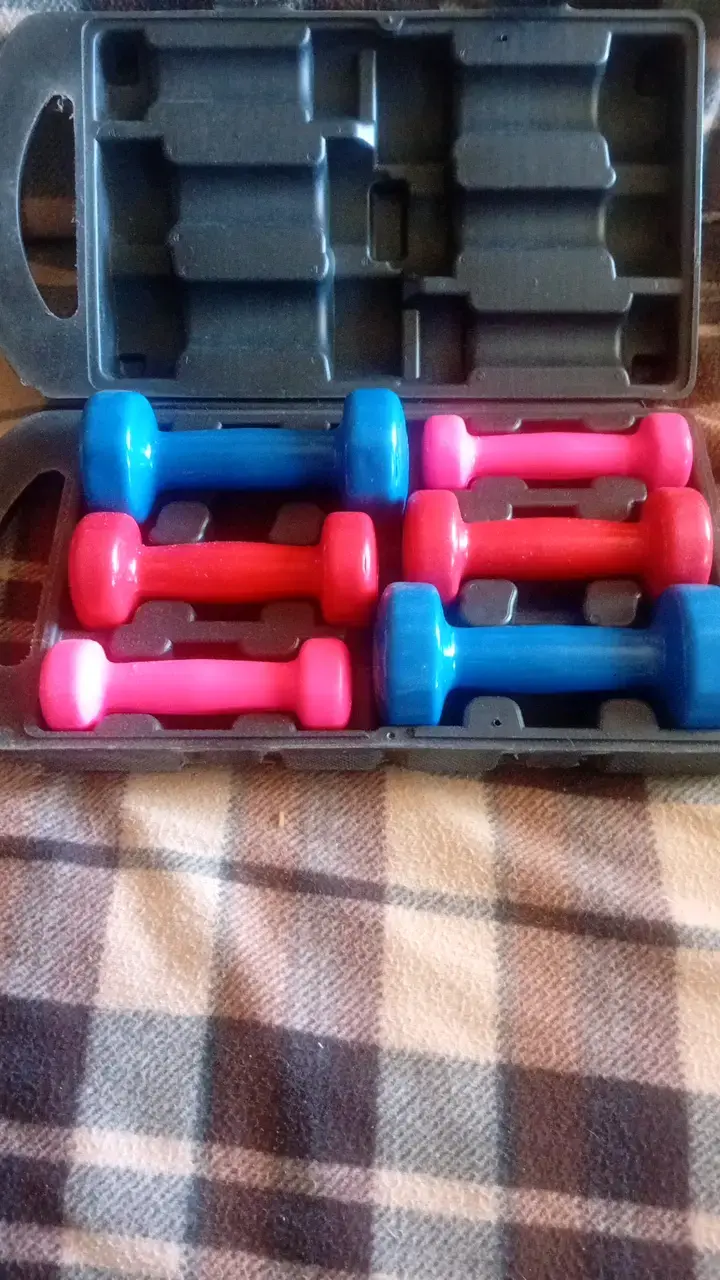 Set de mancuernas de colores con estuche