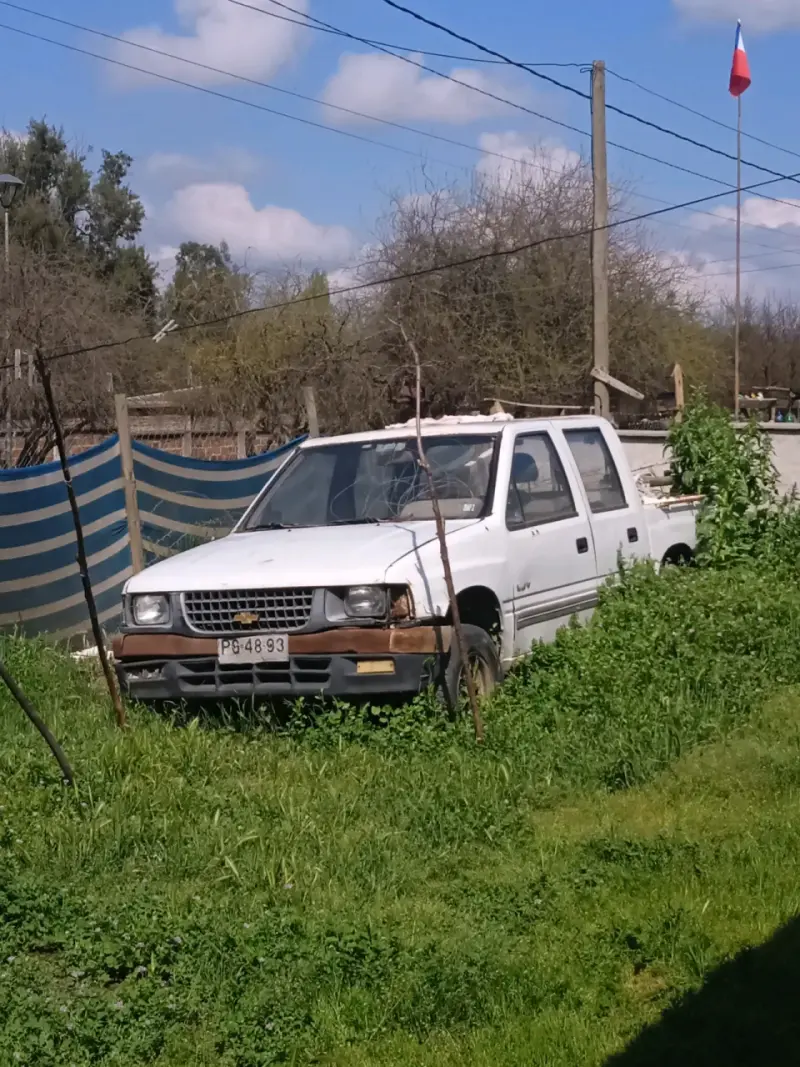 Camioneta Chevrolet LUV blanca en buen estado