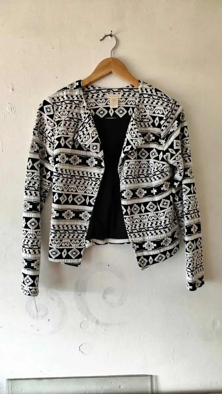 Chaqueta de mujer con diseño geométrico en blanco y negro