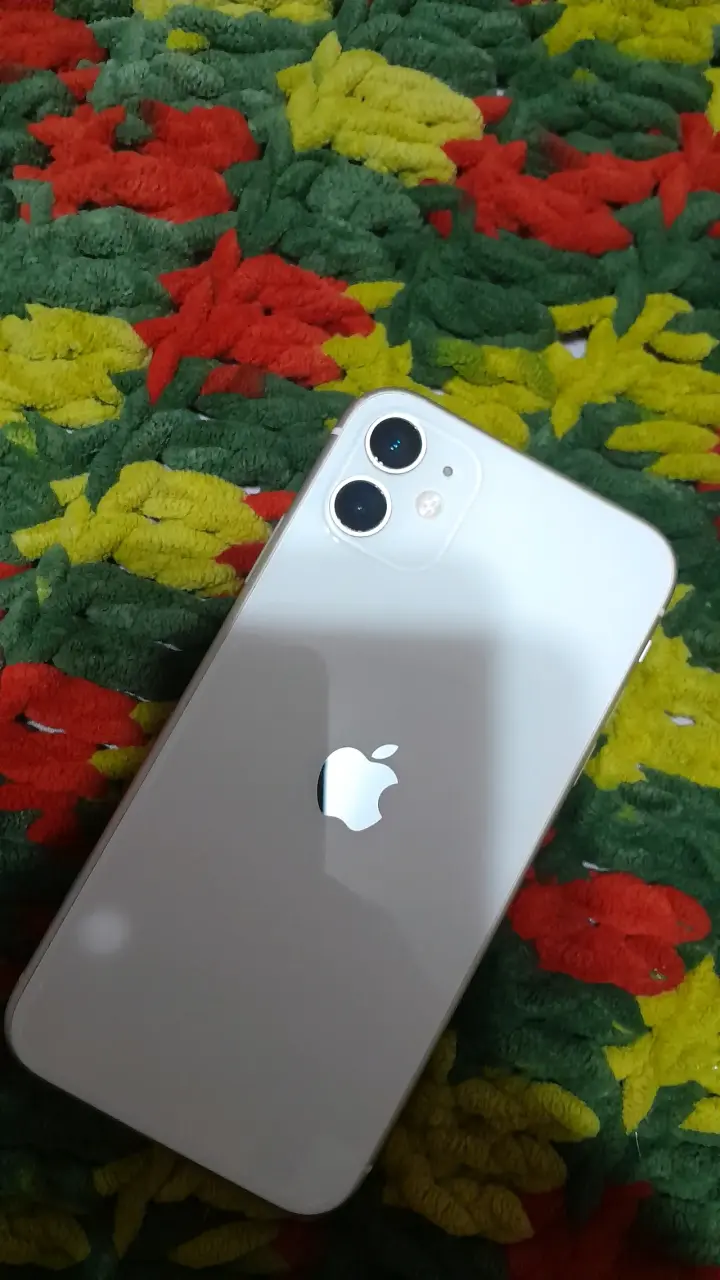 iPhone 11 blanco en buen estado - 1