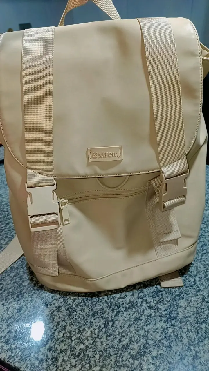Mochila beige con correas ajustables - 4