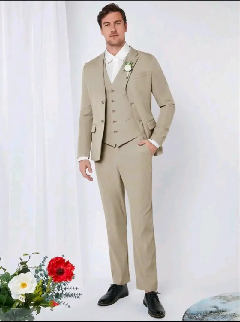 Traje de Hombre Beige con Chaleco Elegante - 1
