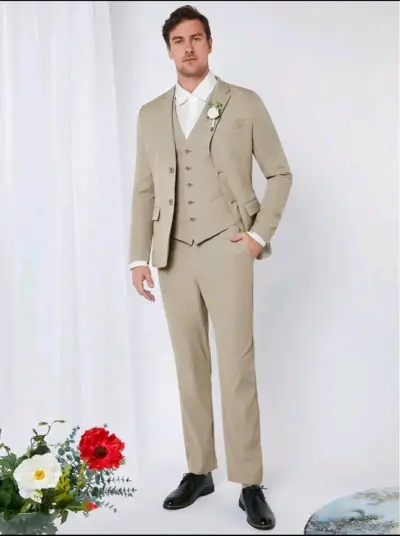 Traje de Hombre Beige con Chaleco Elegante - miniatura 1