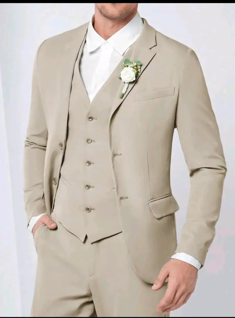 Traje de Hombre Beige con Chaleco Elegante - 3