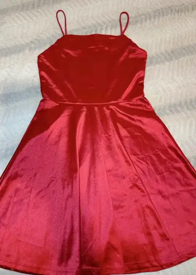 Vestido rojo de satén con tirantes - miniatura 1