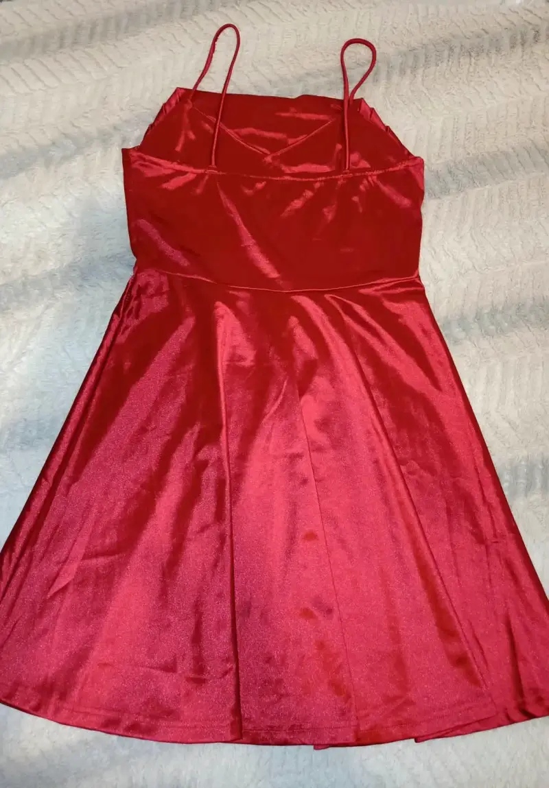 Vestido rojo de satén con tirantes - 2