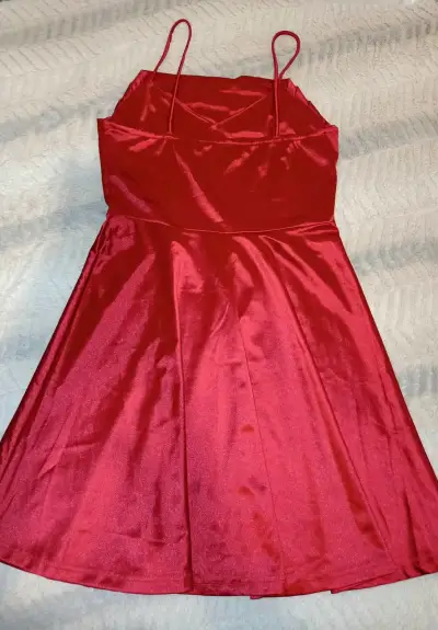 Vestido rojo de satén con tirantes - miniatura 2