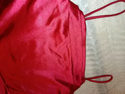 Vestido rojo de satén con tirantes - miniatura 3