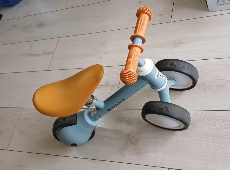 Triciclo para niños Kinderkraft azul y naranja