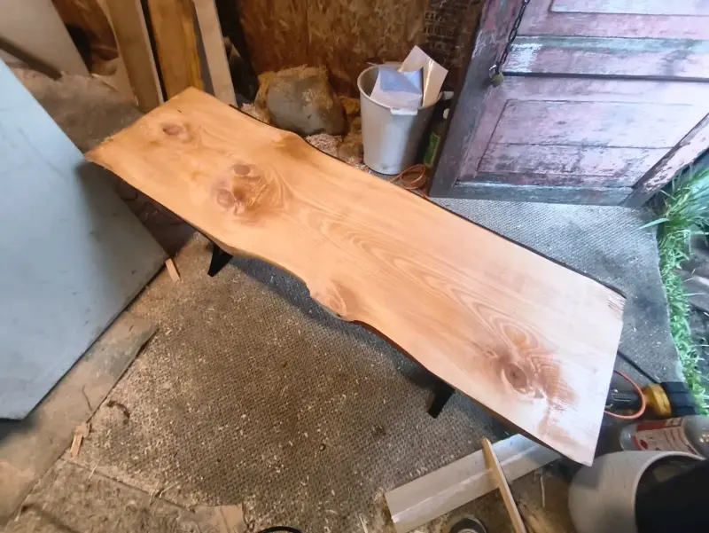 Mesa de Madera Rústica con Patas Metálicas - 1