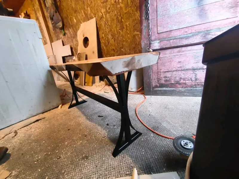 Mesa de Madera Rústica con Patas Metálicas - 2