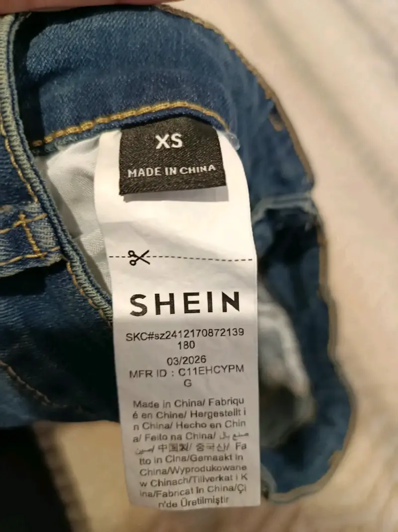 Shorts de mezclilla desgastados Shein para mujer - 1
