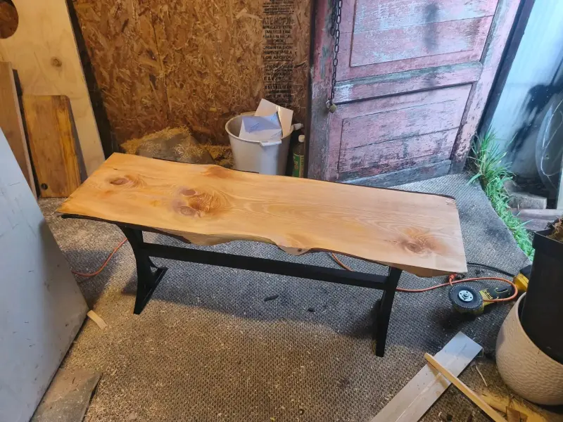Mesa de Madera Rústica con Patas Metálicas - 3