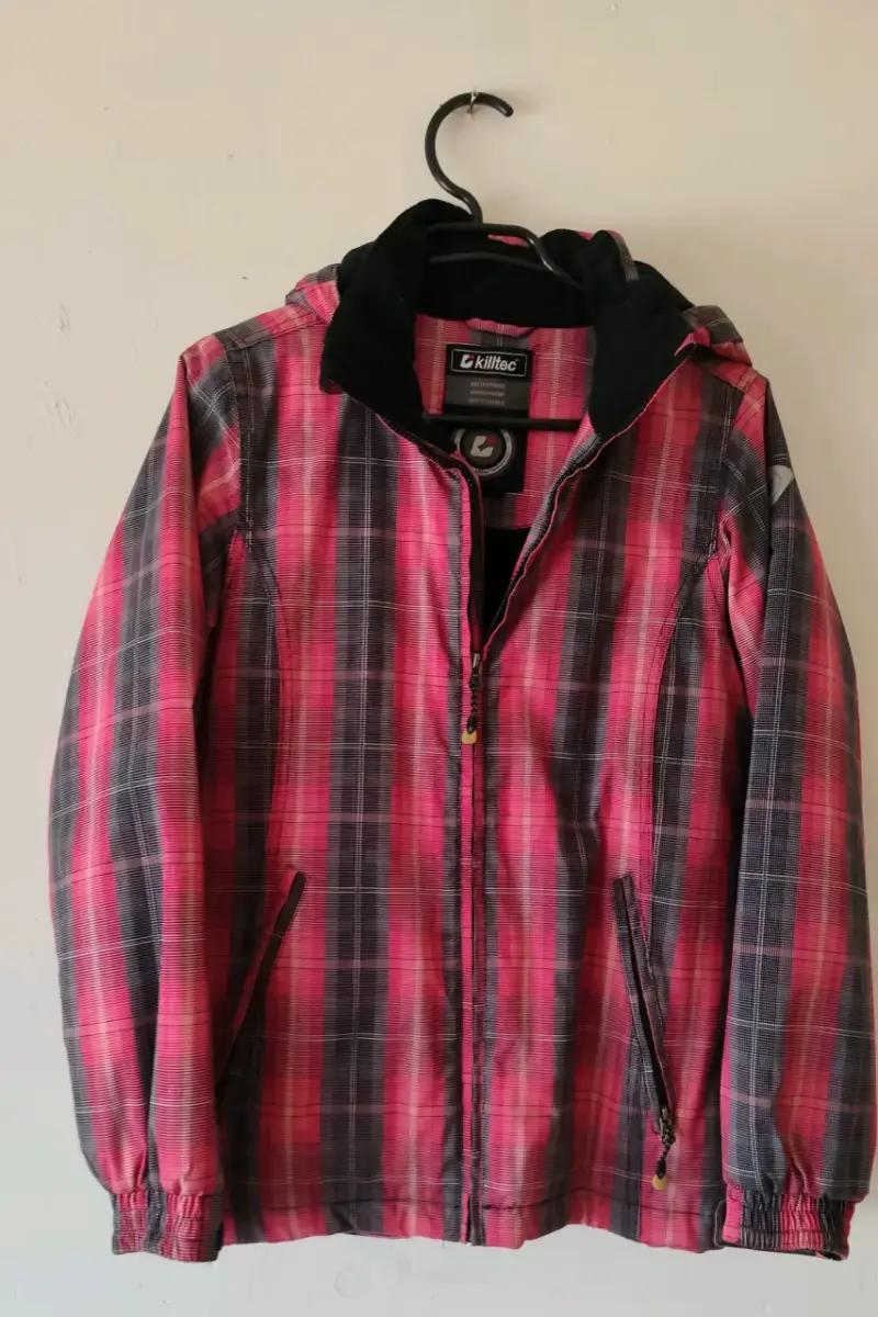 Chaqueta impermeable a cuadros Killtec rosa y negra