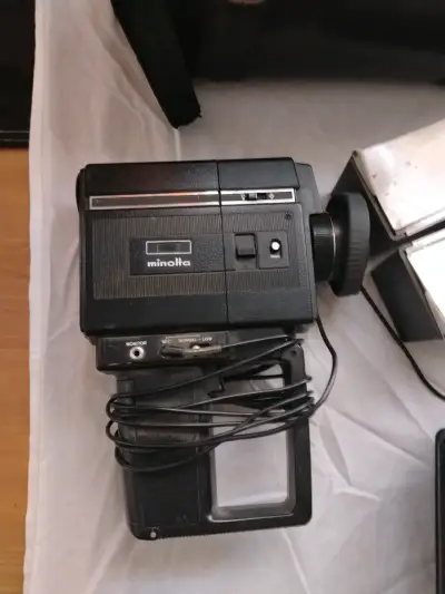 Cámara de video Minolta Super 8 con estuche y acce - miniatura 1