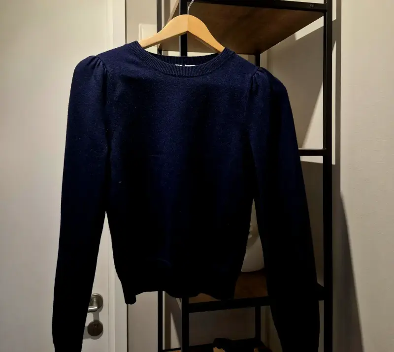Suéter azul marino para mujer.