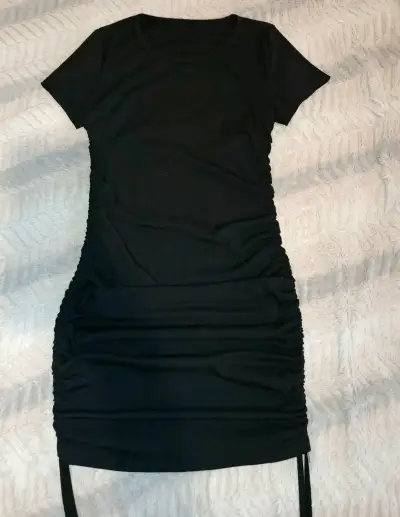 Vestido negro ajustado con fruncidos - miniatura 1