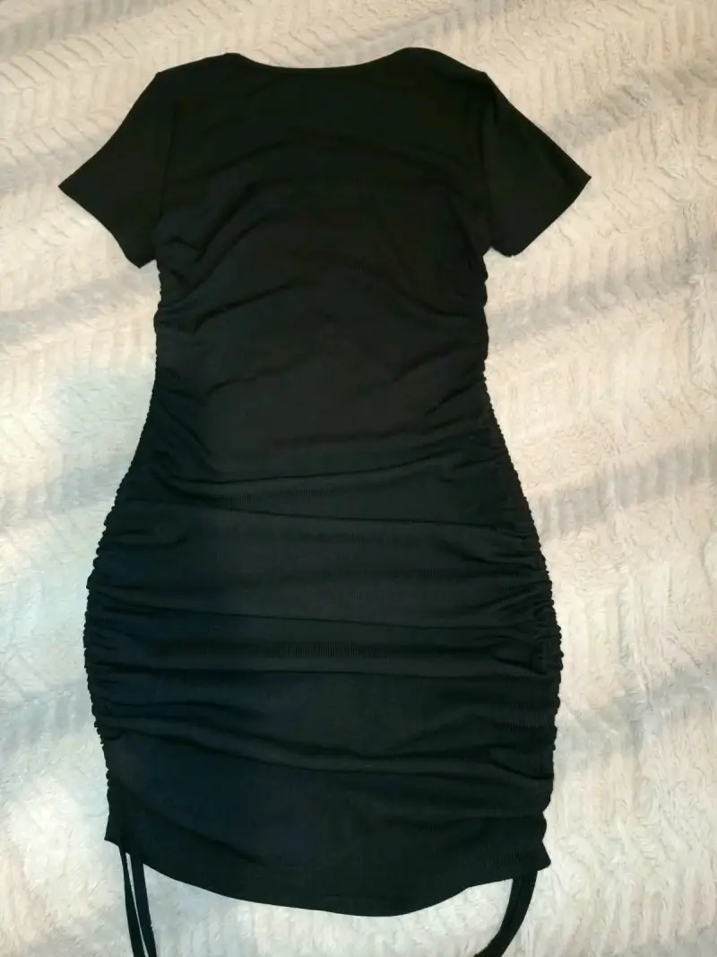 Vestido negro ajustado con fruncidos - 2
