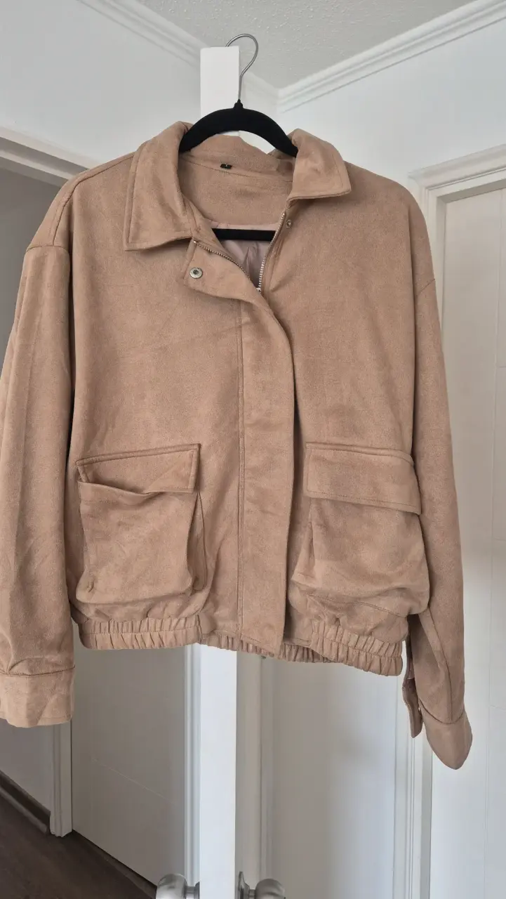 Chaqueta de gamuza beige con bolsillos - 1