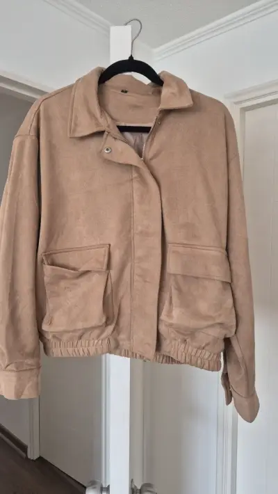 Chaqueta de gamuza beige con bolsillos - miniatura 1