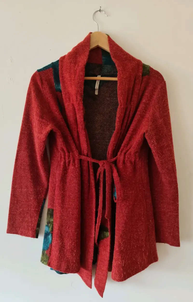 Cárdigan rojo de lana con diseño colorido