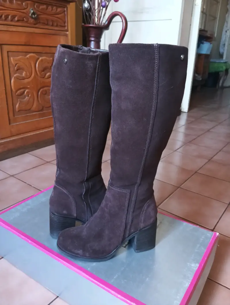 Botas altas de gamuza marrón con tacón