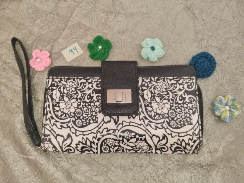 Billetera estampada en blanco y negro. - 1
