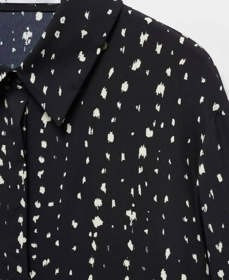 Blusa negra con estampado de puntos blancos - 2