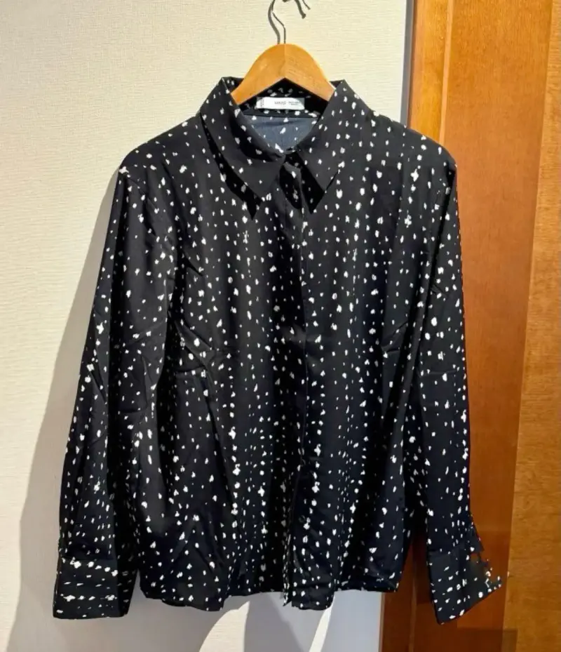 Blusa negra con estampado de puntos blancos - 3