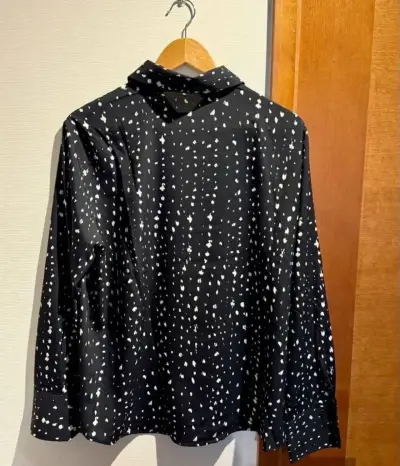 Blusa negra con estampado de puntos blancos - miniatura 4
