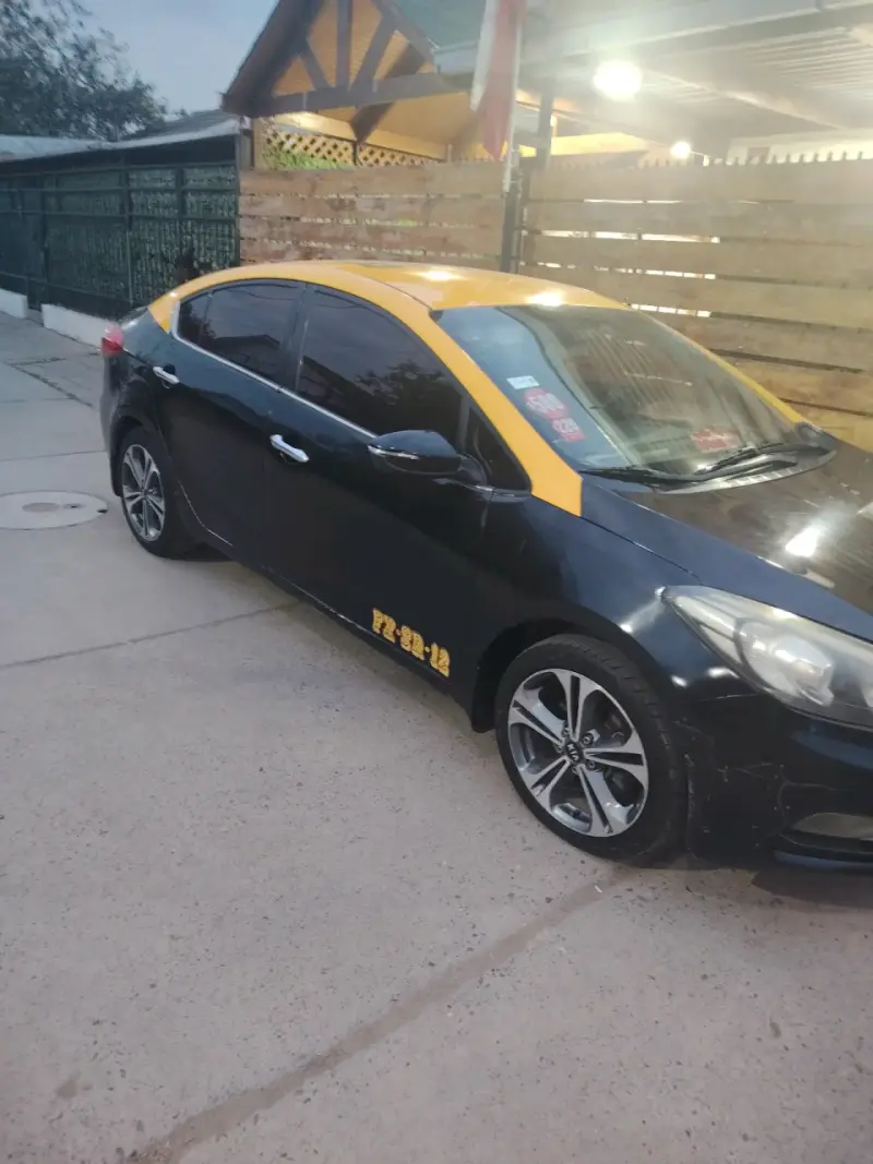 Taxi Kia Cerato 2013 en buen estado - 3