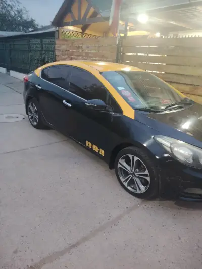 Taxi Kia Cerato 2013  en buen estado - miniatura 3